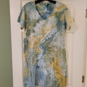 Tie dye custom made t shirt v neck dress! Made by @thrifturstyles aka Gabby!!